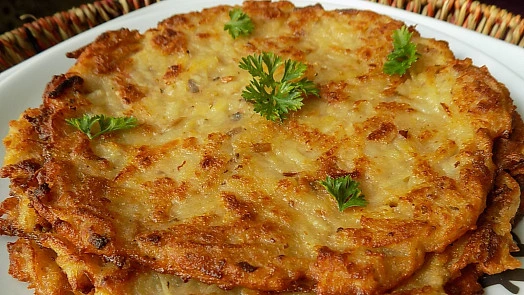 Zlatě zpečené bramboráky na talíři s petrželí
