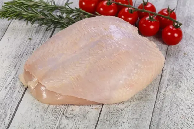 Surowá kuřecí prsa s rajčaty a rozmarýnem