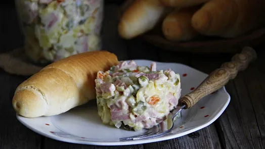 Vlašský salát na talíři s chlebem