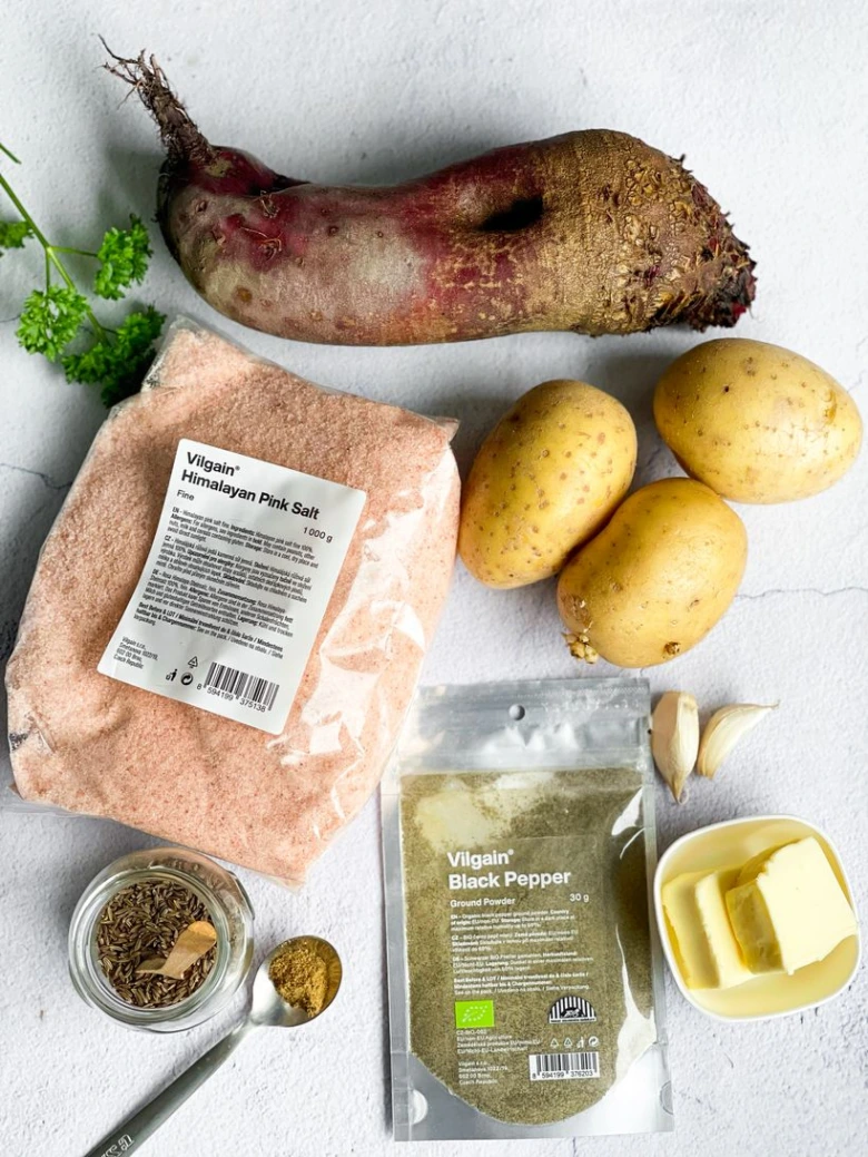 Ingredience na polévku z červené řepy: řepa, brambory, máslo, česnek, sůl, pepř a koření