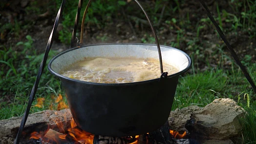 Vaření v kotle nad otevřeným ohněm na zahradě