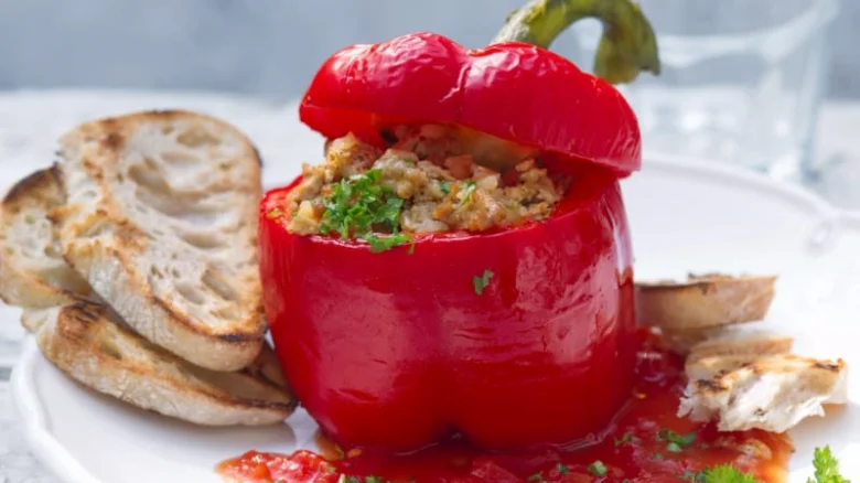 Plněná červená paprika s chlebem na talíři
