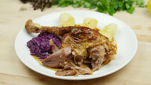 Pomalu pečená kachna s červenou kapustou a bramborami