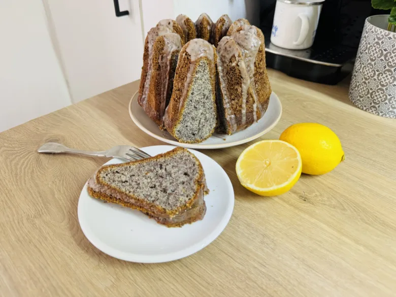 Maková bábovka s citronovou polevou na dřevěném stole