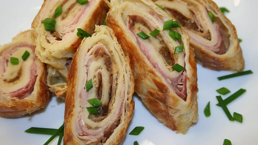 Slané rolády z listového těsta s výplní z šunku a sýra
