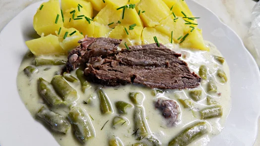 Fazolky na smetaně s hovězím masem a bramborami