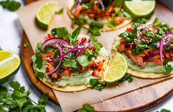 Avokádové tacos s lososem, červenou cibulí a koriandrem