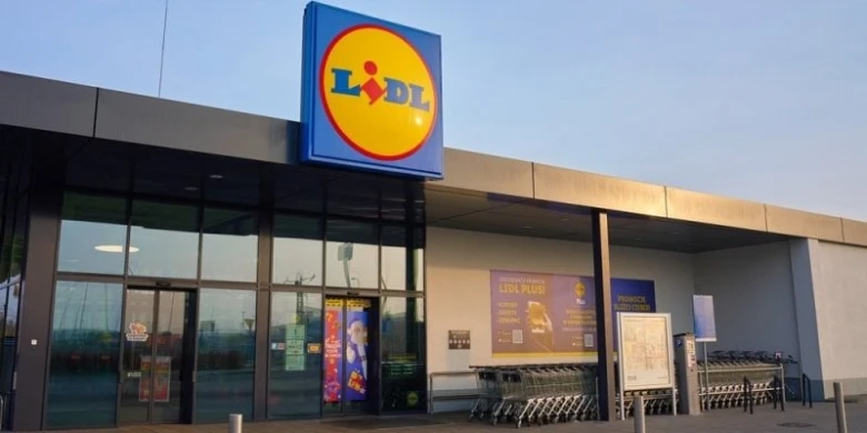 Fotografie obchodu Lidl s výhledem na vchod a nákupní vozíky