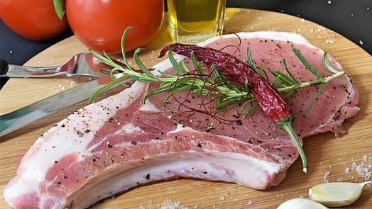 Sušené vepřové maso s rozmarýnem, paprikou a česnekem