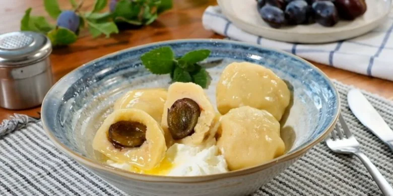 Houskové knedlíky s hruškami a smetanou v modré mísce