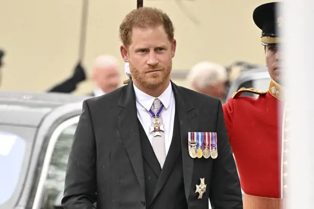 Princ Harry ve formálním obleku s vyznamenáními