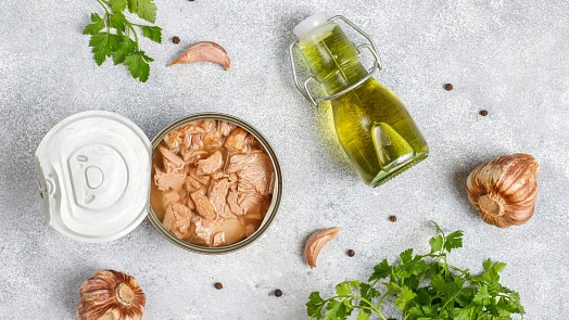 Ingredience pro tuňákový salát: tuňák, česnek, olivové olej, petersilie
