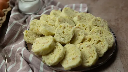 Knedlíky s vajíčkem na talíři, připravené k podání
