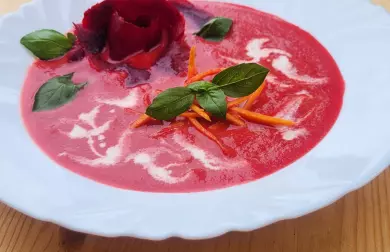 Ruský boršč bez masa s bazalkou a citronovou kůrou
