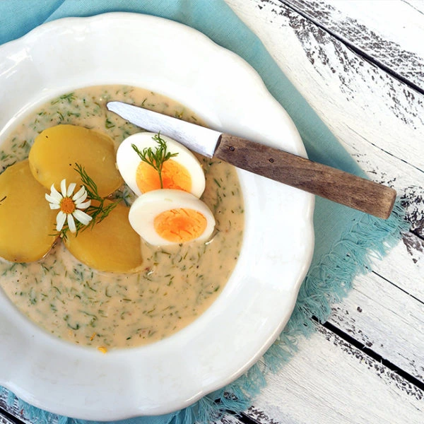 Zelňačka s vejci a bramborami na bílém talíři