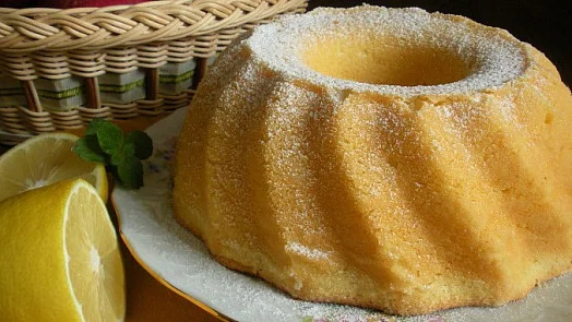 Bundtový koláč s citronem a mákem na talíři