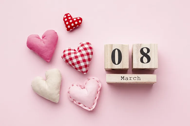 Květinové srdce vedle kalendáře s datem 8. března.