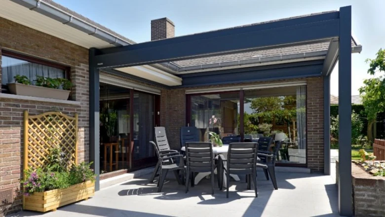 Moderní modrá pergola nad jídelním setem na terase.