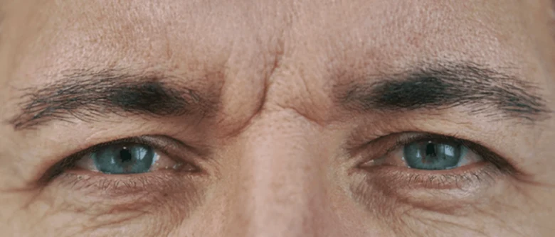 Detailní fotografie dvou lidských očí s modrou duhovkou.
