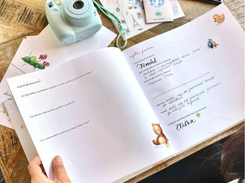 Otevírání knihy s jménem pro chlapečka a drobnými předměty.