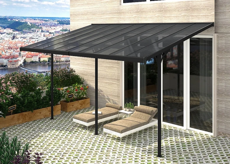 Moderní černá pergola na terase s lehátky a výhledem do Prahy.