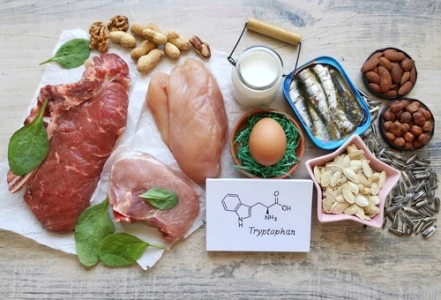 Různé potraviny bohaté na l-tryptofan s chemickou strukturou.