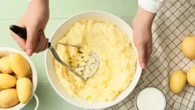 Lidé třídí vařené brambory na kaši s mlékem.