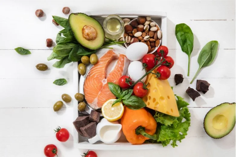 Zdravé potraviny pro snížení cholesterolu: losos, avokádo, ořechy.