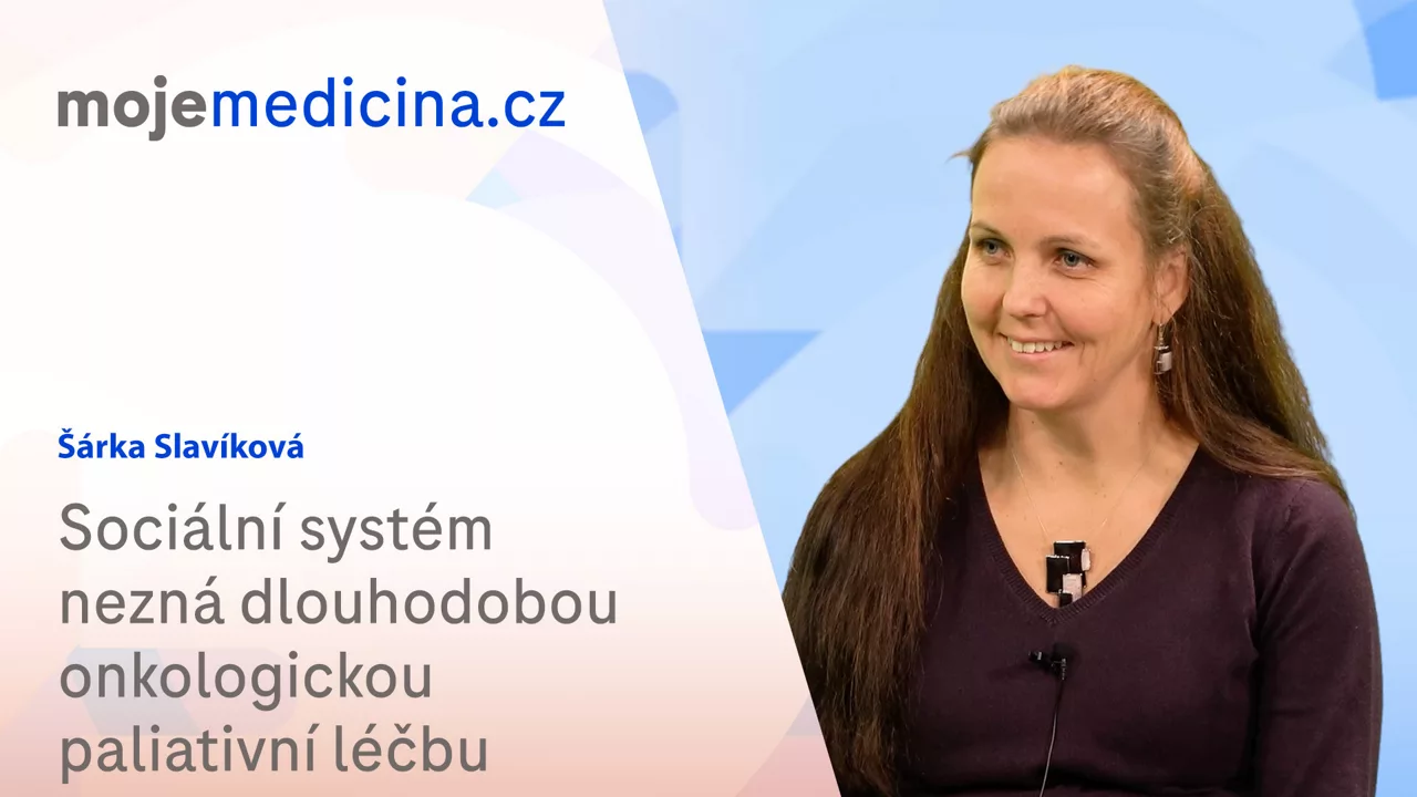Žena mluví o paliativní péči v onkologii.