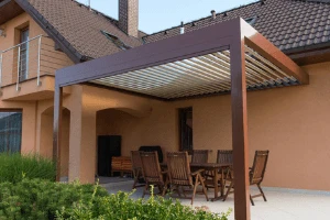 Dřevěná pergola nad jídelním setem na terase domu.