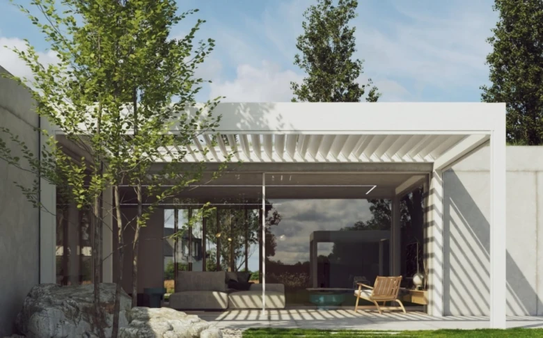 Moderní bílá pergola s výhledem do zahrady a venkovním sedacím prostorem.