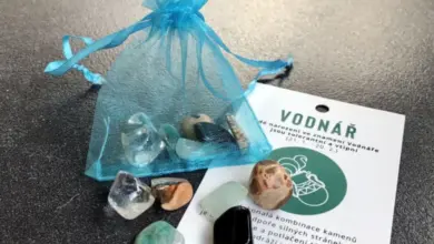 Křišťály pro znamení Vodnář v sáčku vedle českého popisu.