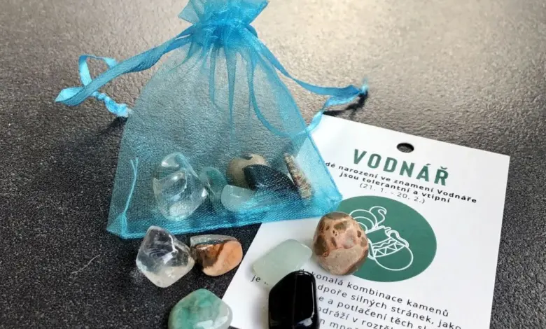 Křišťály pro znamení Vodnář v sáčku vedle českého popisu.