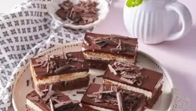 Čokoládové dezerty s vrstvou mascarpone na talíři