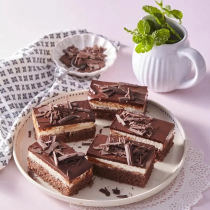 Čokoládové dezerty s vrstvou mascarpone na talíři