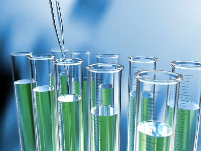 Laboratorní zkumavky s zelenou kapalinou pro ilustraci.